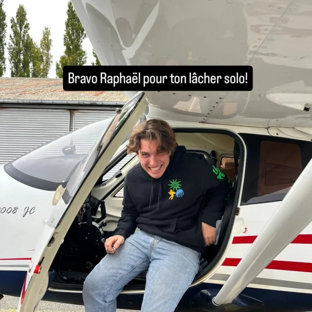 Bravo Raphaël pour ton 1er solo!Et félicitations à ton instructeur Quentin.